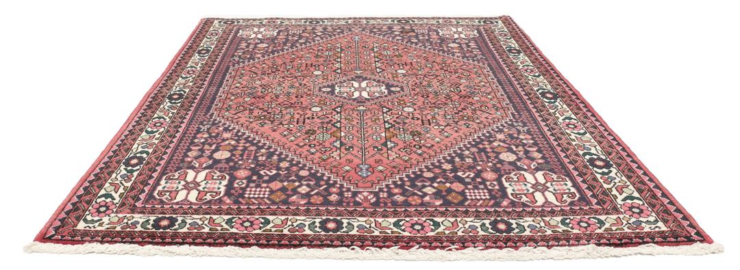 Et håndknyttet Abadeh-tæppe med en mørkerød bund og traditionelle geometriske motiver.