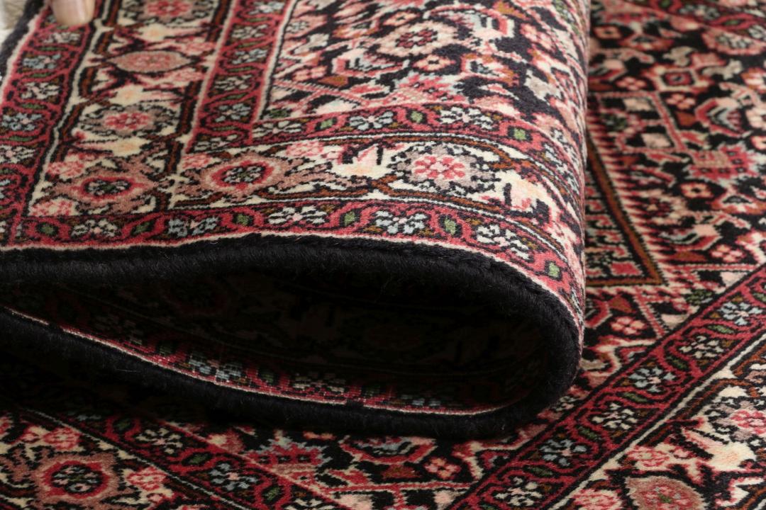Met de hand geknoopt Bidjar-tapijt uit het Midden-Oosten met een medaillonontwerp in donkerrood en zwart