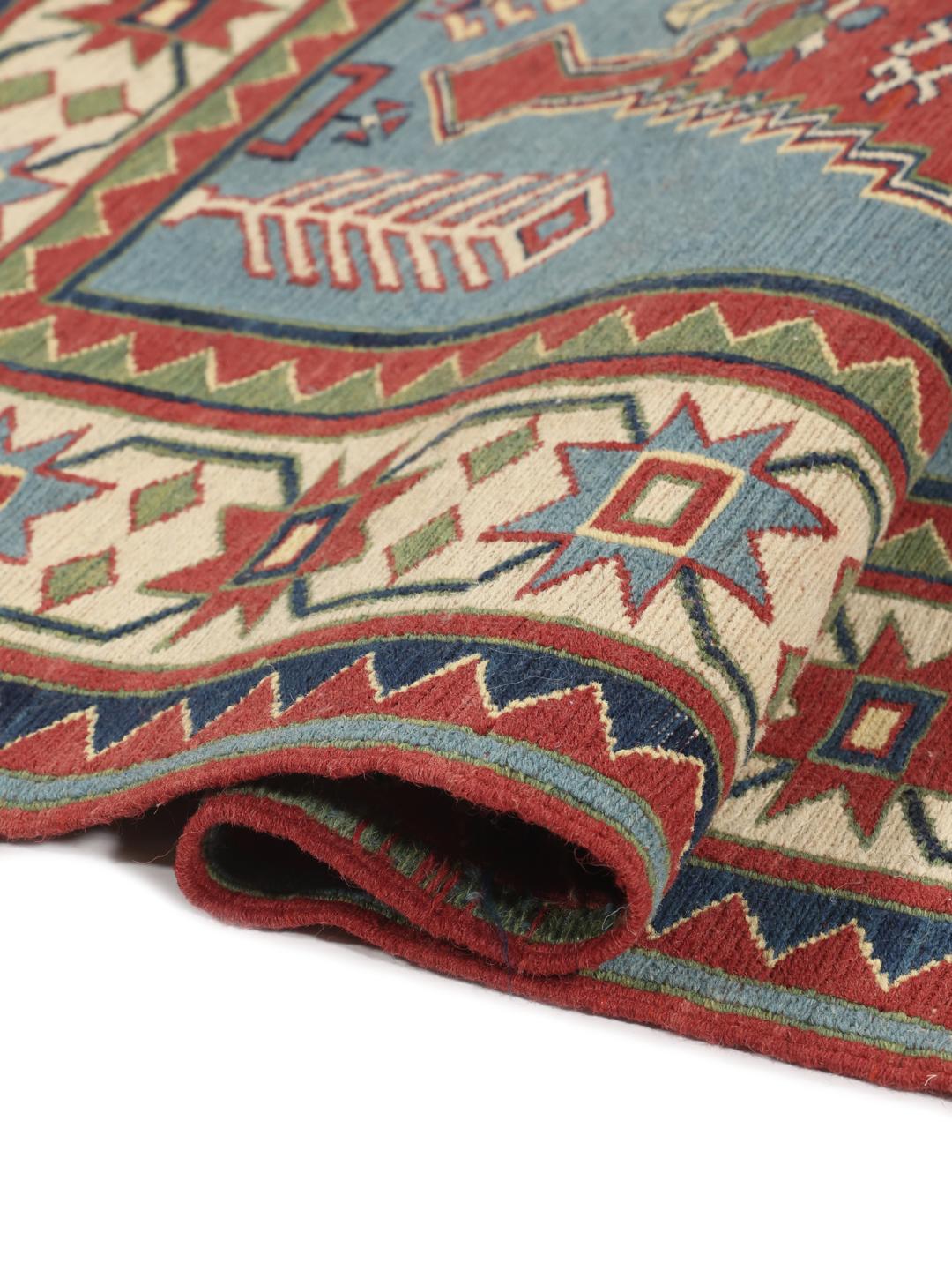 Handgeweven Afghaans Kelim-tapijt met geometrische motieven in blauwe, rode en groene tinten.