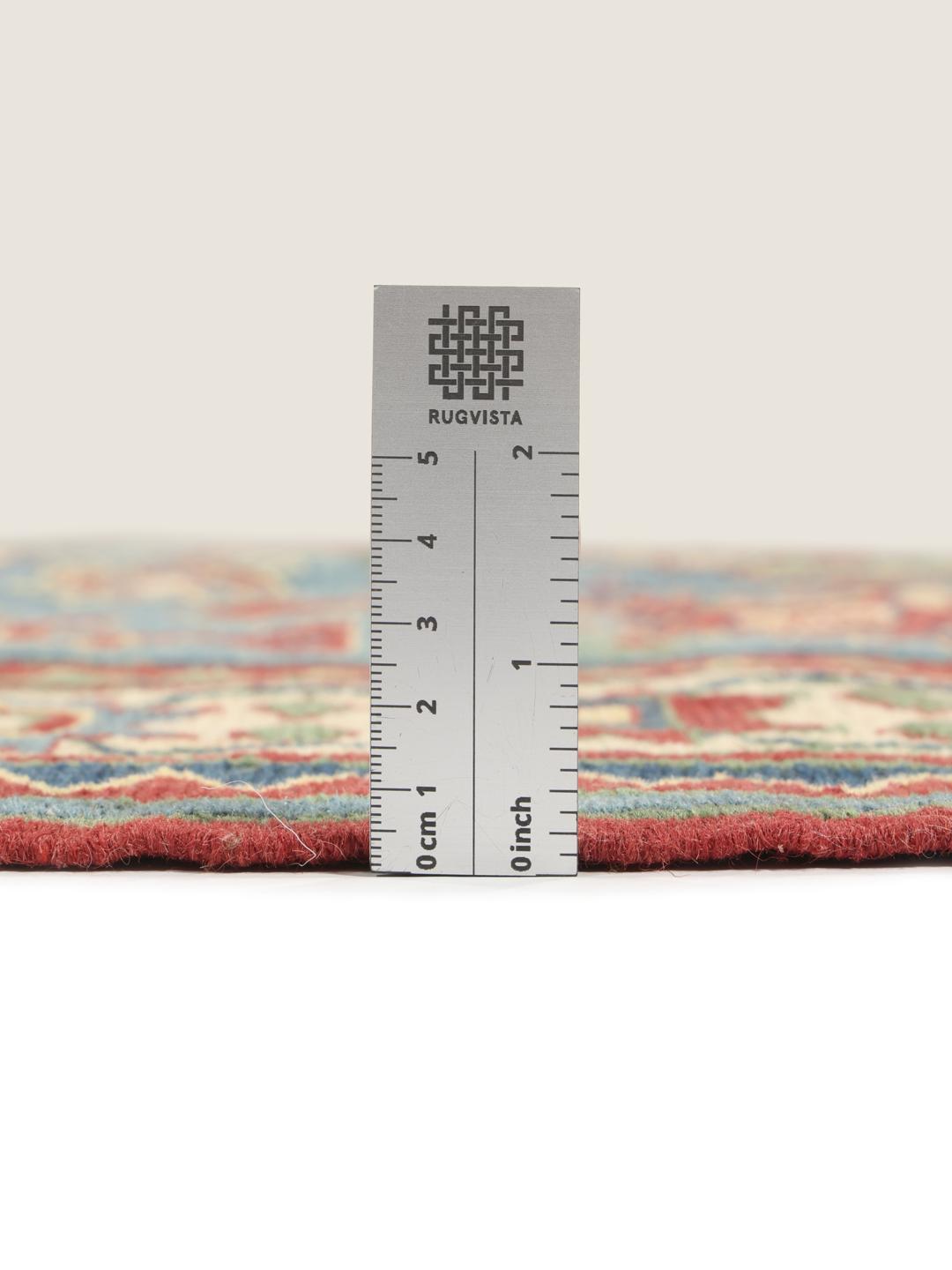Handgeweven Afghaans Kelim-tapijt met geometrische motieven in blauwe, rode en groene tinten.