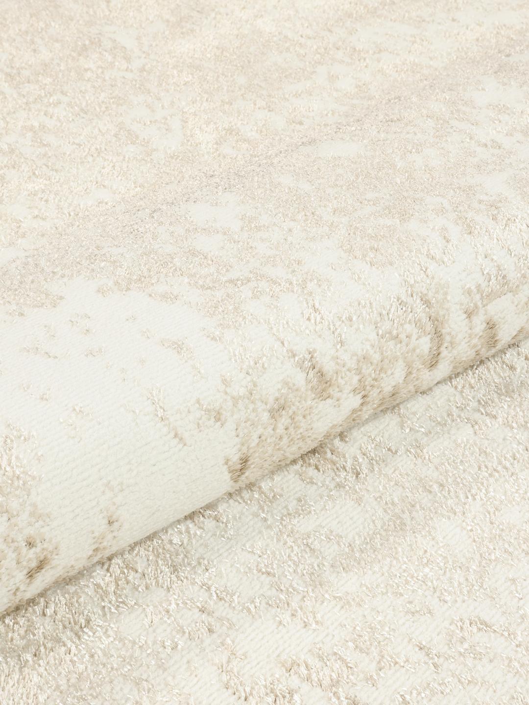 Beigekleurig tapijt met hoog-laag pooltextuur
