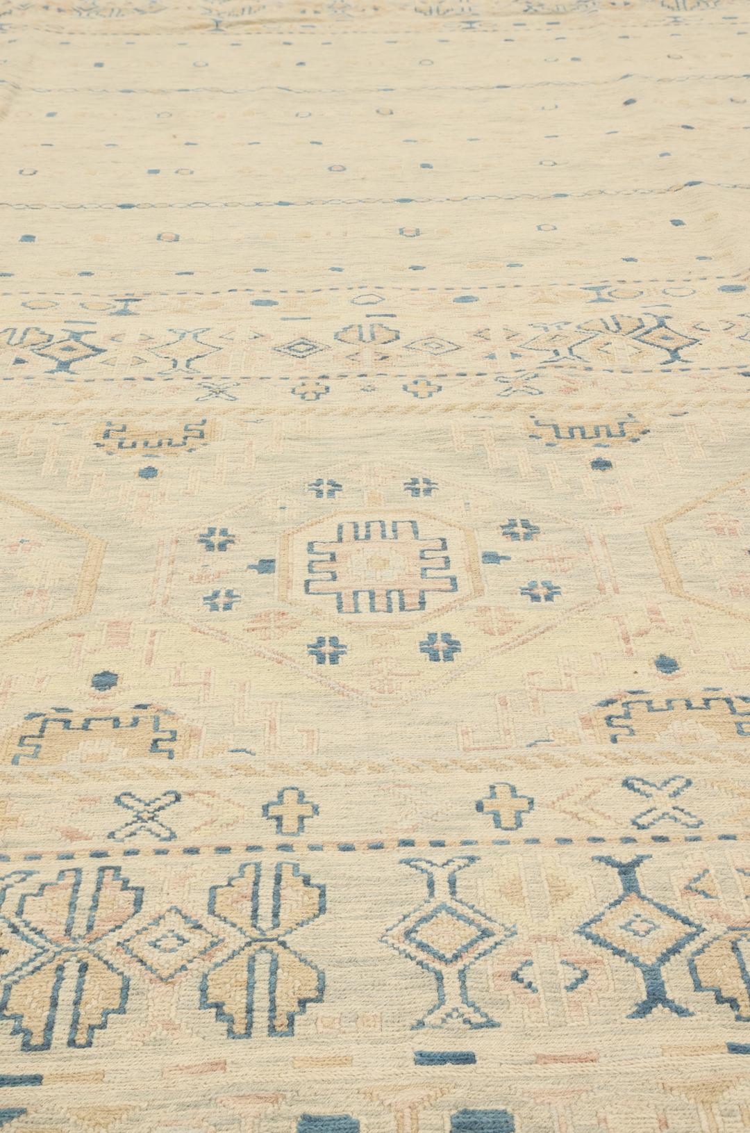 Handgeweven Afghaans Kelim-tapijt met blauwe geometrische patronen op een beige achtergrond