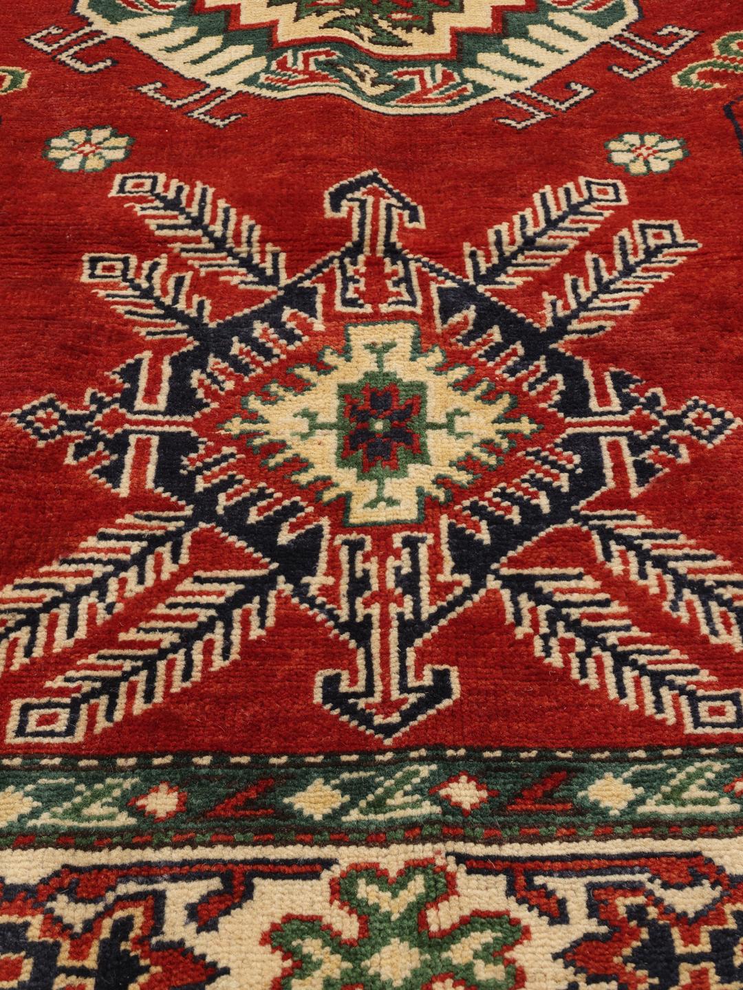 Tapis afghan noué à la main avec des motifs géométriques rouges traditionnels