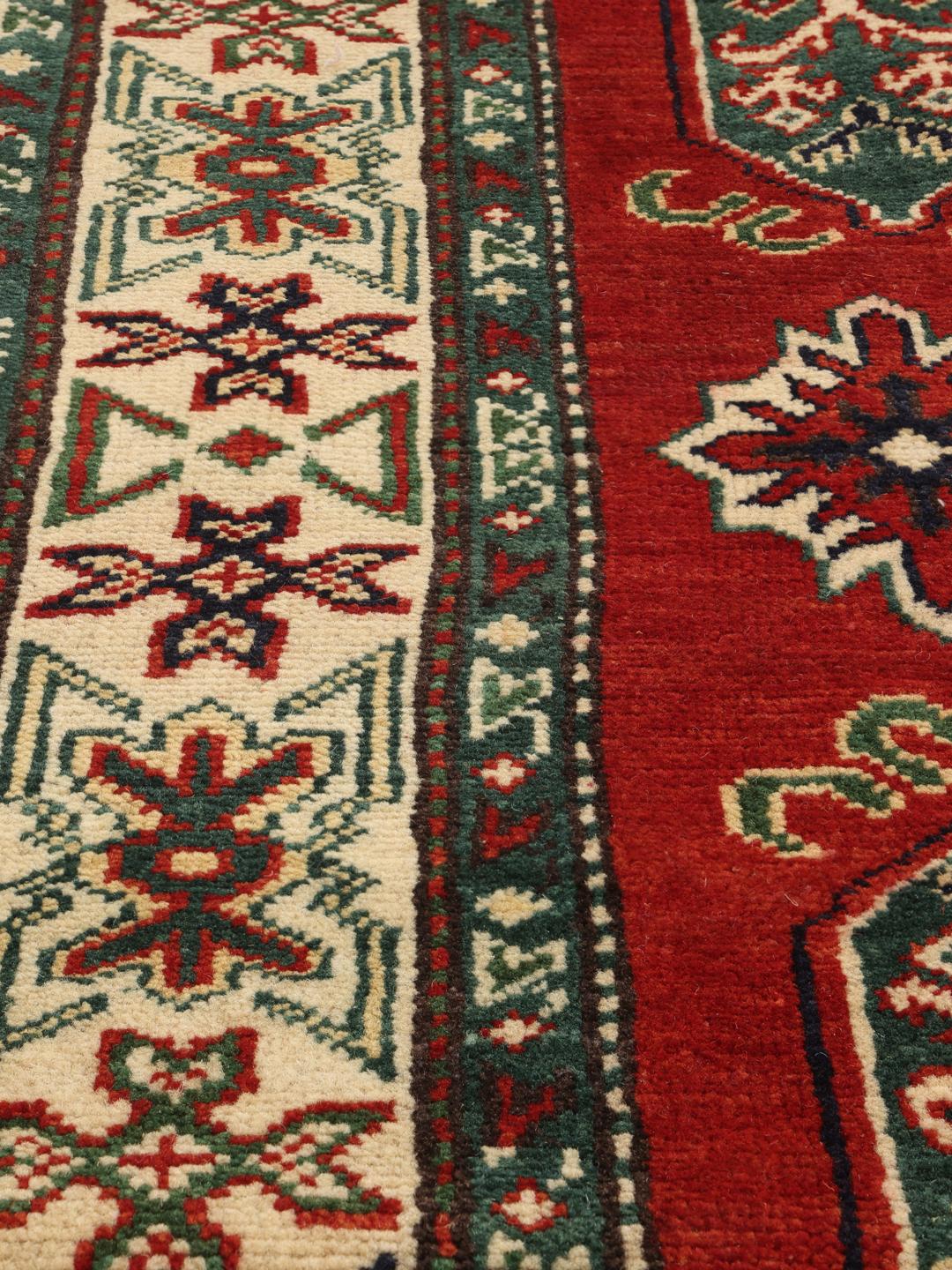 Tapis afghan noué à la main avec des motifs géométriques rouges traditionnels