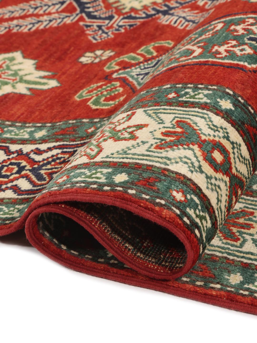 Tapis afghan noué à la main avec des motifs géométriques rouges traditionnels