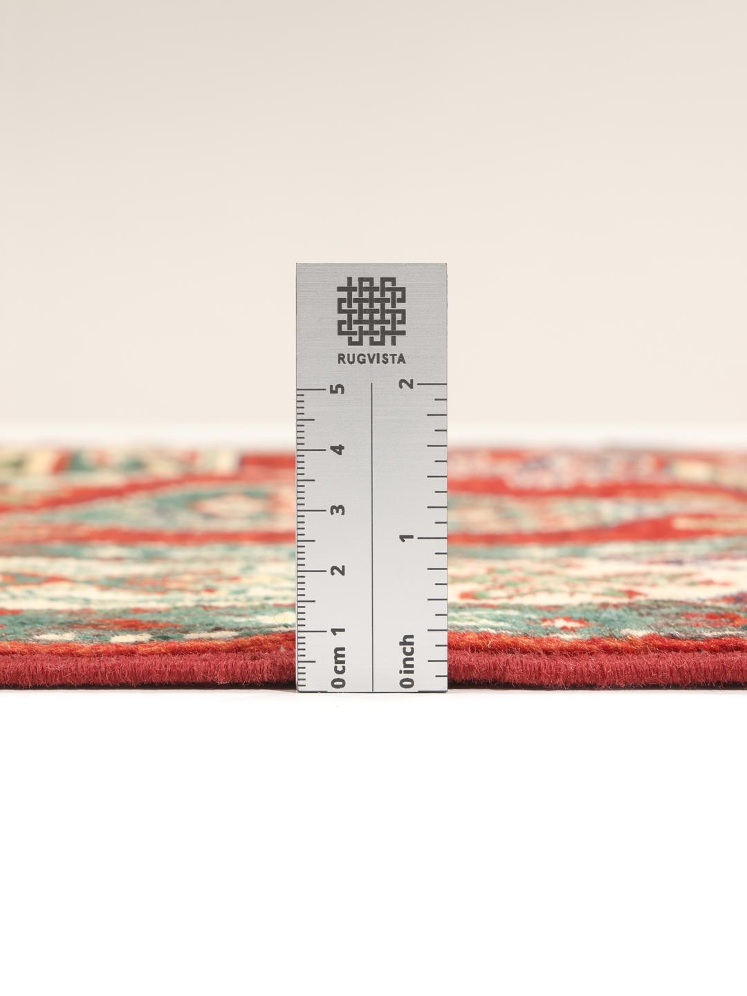 Tapis afghan noué à la main avec des motifs géométriques rouges traditionnels