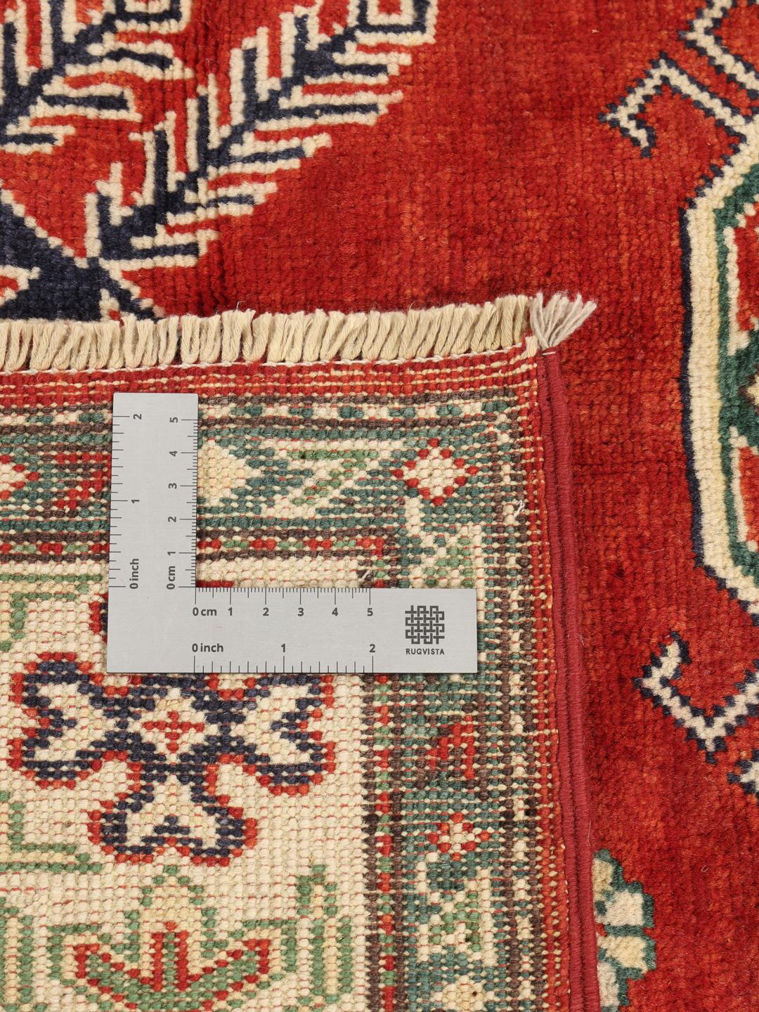 Tapis afghan noué à la main avec des motifs géométriques rouges traditionnels