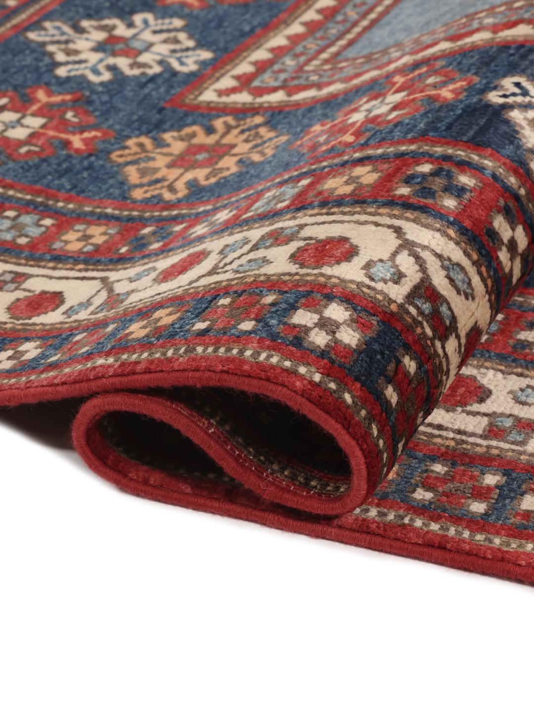 Handgefertigter afghanischer Kazak-Teppich in Rot und Blau mit traditionellen geometrischen Motiven.