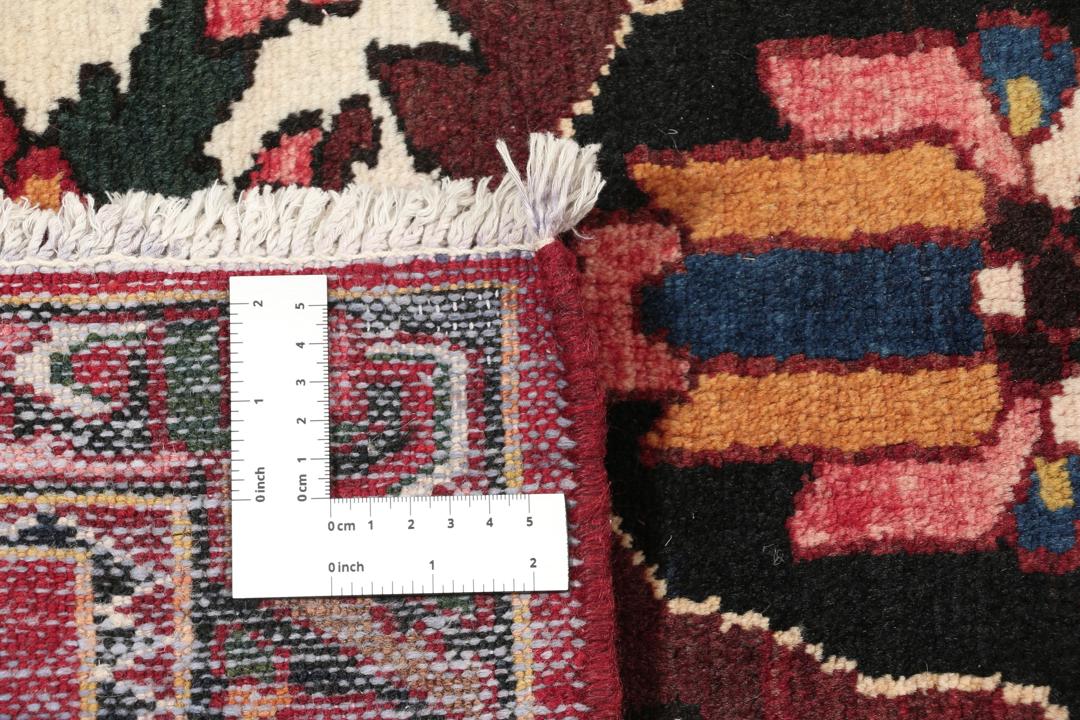 Een groot handgeknoopt Bakhtiari-tapijt uit het Midden-Oosten in donkerrode en donkerblauwe tinten.