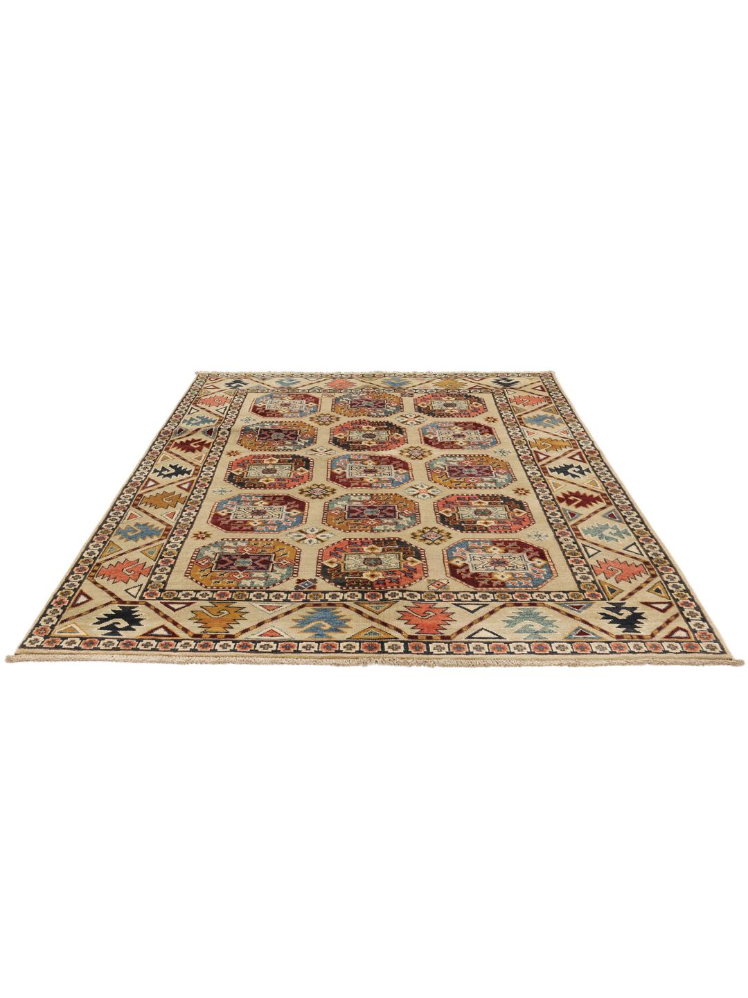 Handgeknoopt Kazak-tapijt uit Afghanistan in beige met geometrische medaillonpatronen.