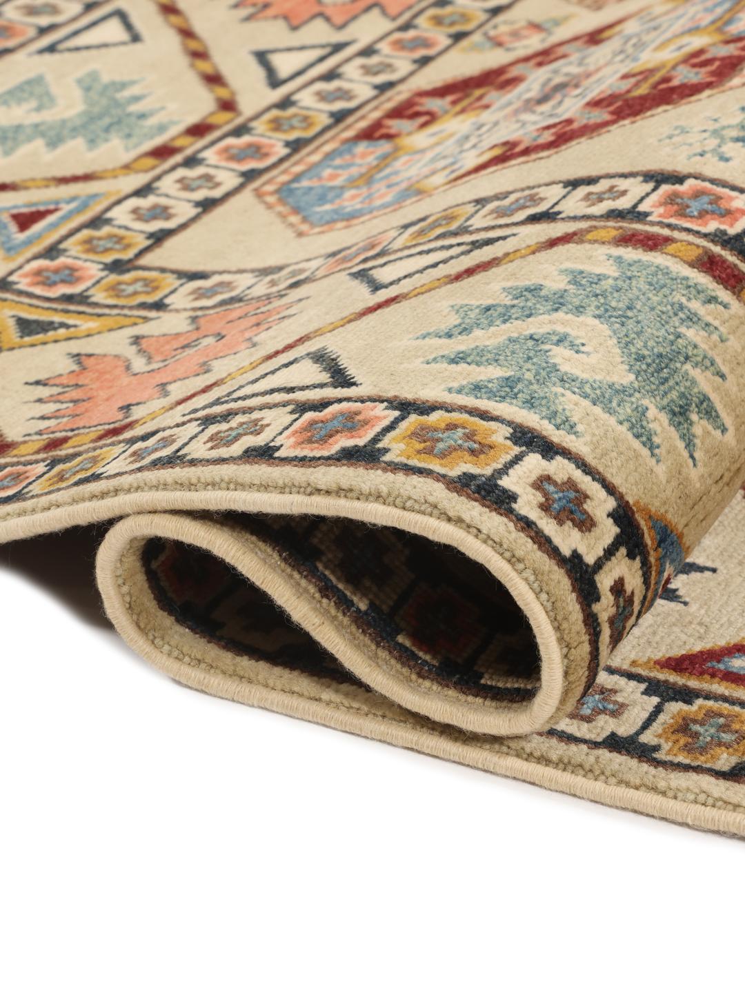 Handgeknoopt Kazak-tapijt uit Afghanistan in beige met geometrische medaillonpatronen.