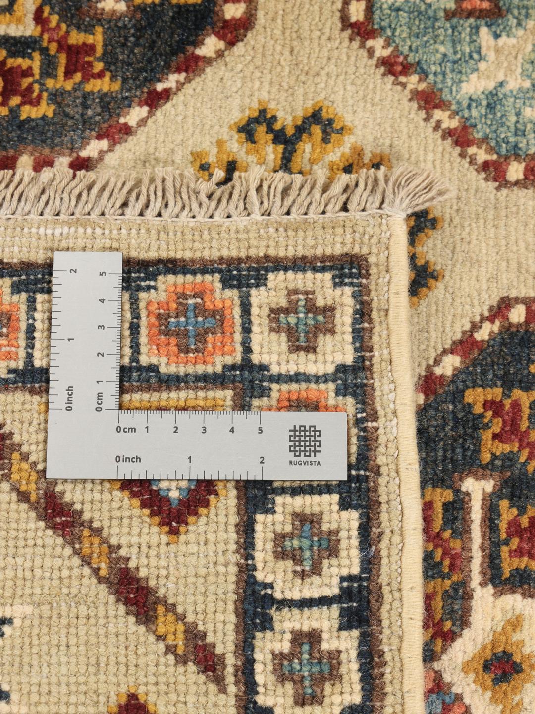 Handgeknoopt Kazak-tapijt uit Afghanistan in beige met geometrische medaillonpatronen.