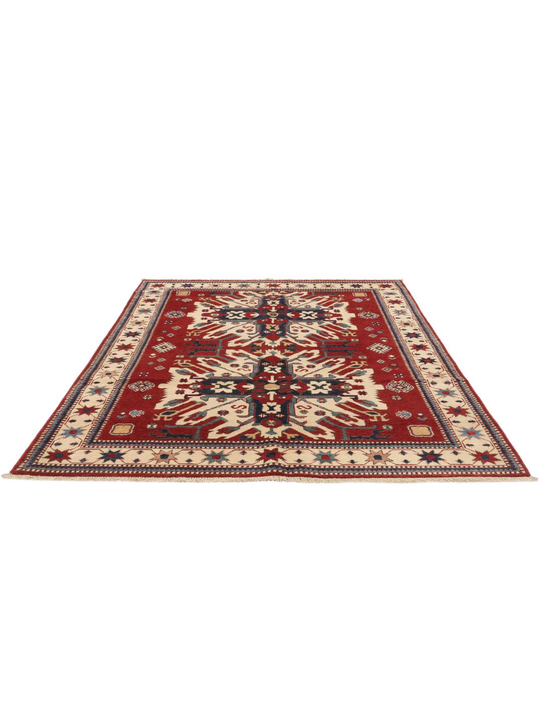 Tapis Kazak noué à la main en provenance d'Afghanistan avec un champ rouge et des motifs géométriques audacieux