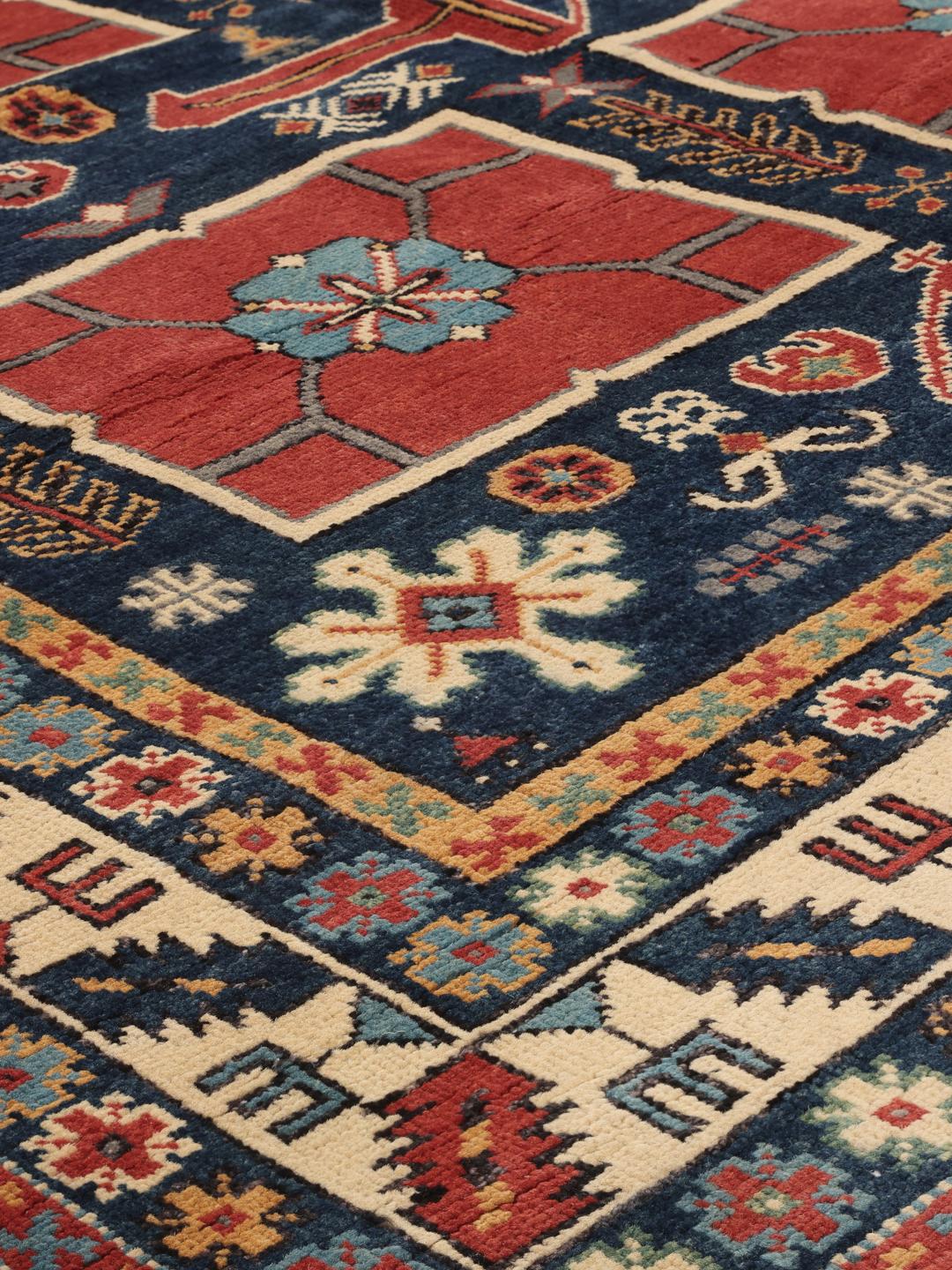 Tapis Kazak noué à la main originaire d'Afghanistan présentant un motif géométrique multicolore vibrant