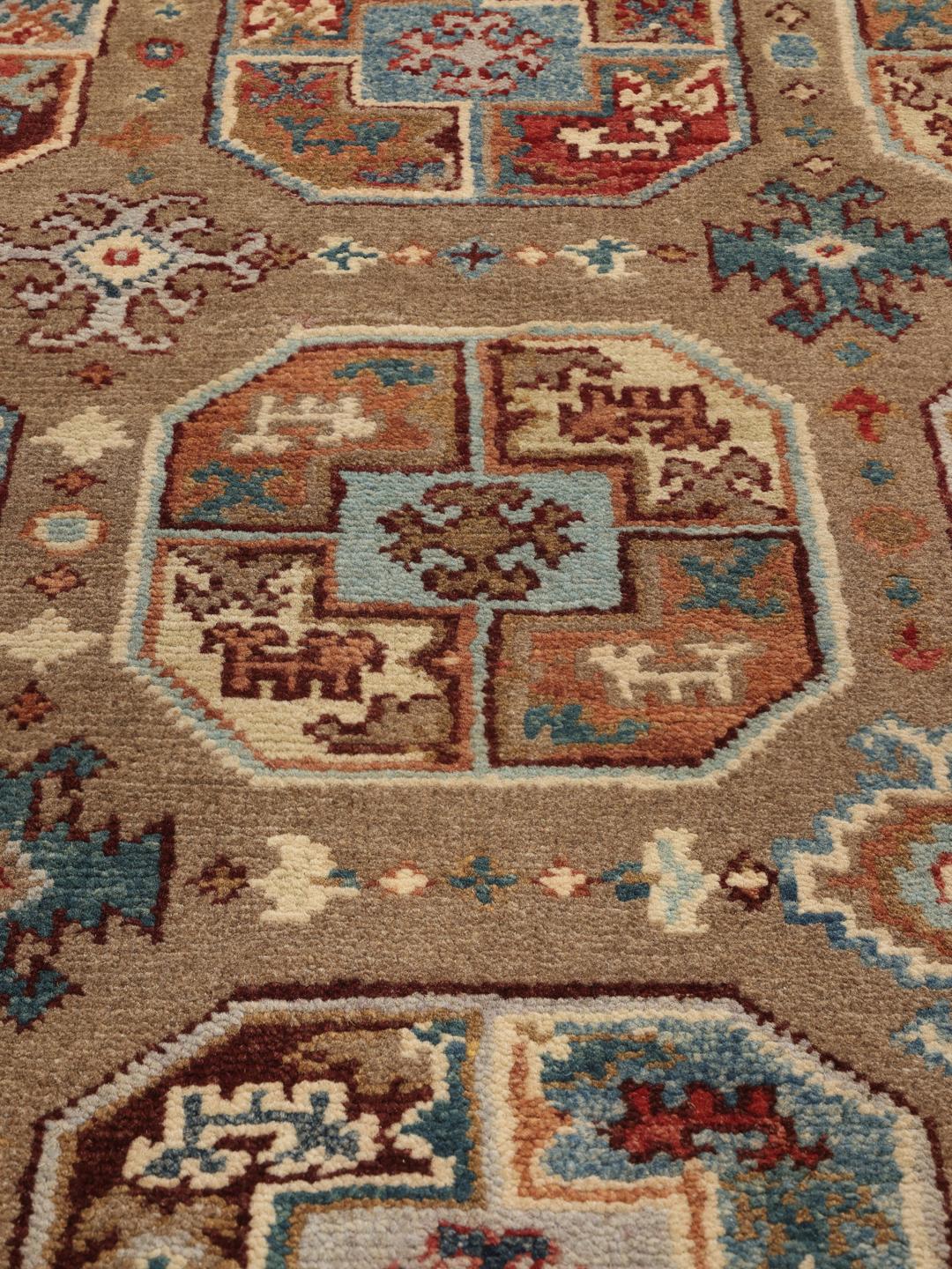 Handgeknoopt Afghaans Kazak-tapijt met geometrische motieven in beige, blauwe en rode tinten.