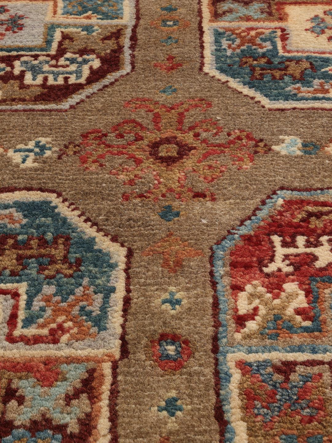 Handgeknoopt Afghaans Kazak-tapijt met geometrische motieven in beige, blauwe en rode tinten.