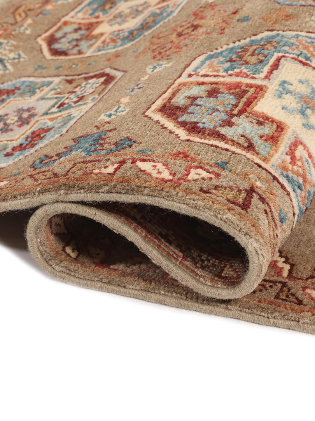 Handgeknoopt Afghaans Kazak-tapijt met geometrische motieven in beige, blauwe en rode tinten.