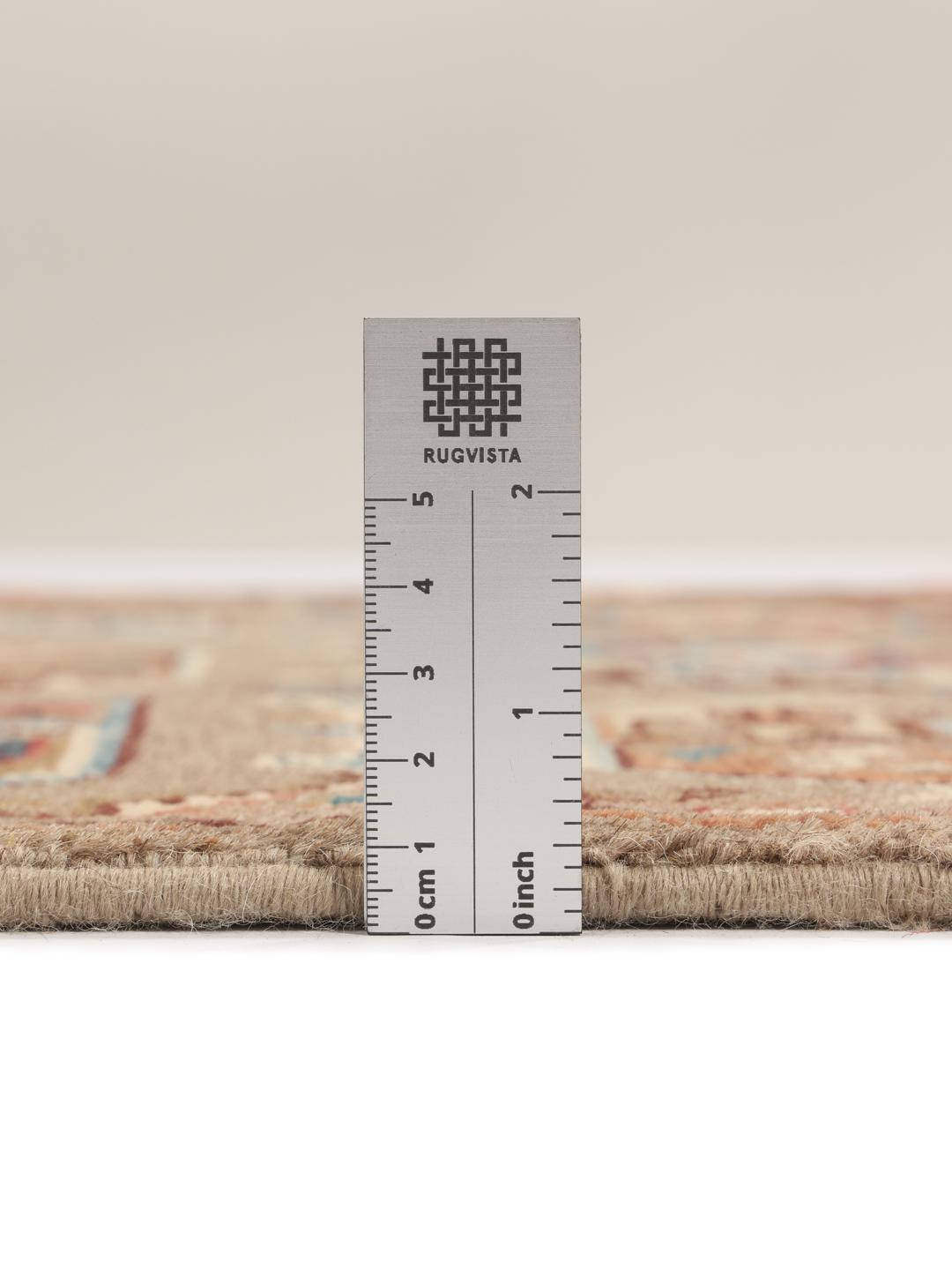 Handgeknoopt Afghaans Kazak-tapijt met geometrische motieven in beige, blauwe en rode tinten.