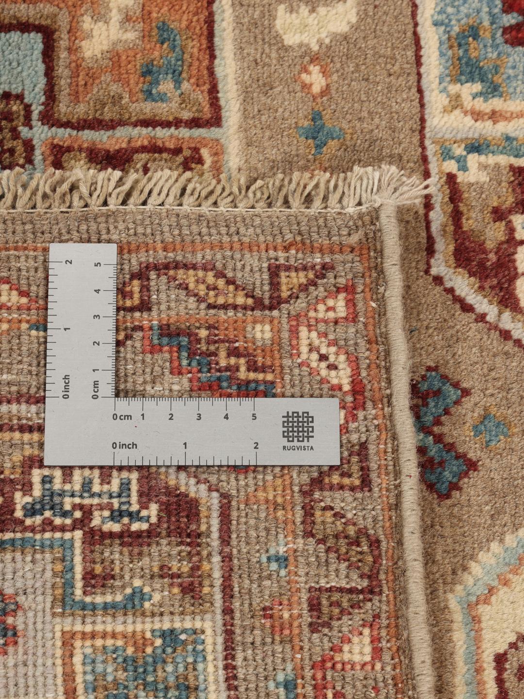 Handgeknoopt Afghaans Kazak-tapijt met geometrische motieven in beige, blauwe en rode tinten.
