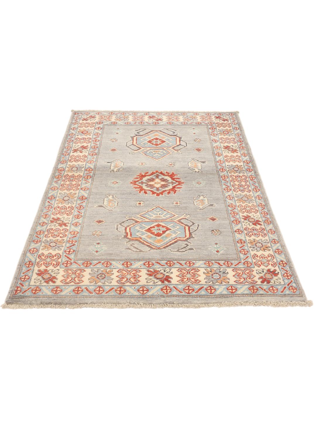 Handgeknoopt Kazak-tapijt uit Afghanistan met een grijs veld en traditionele geometrische motieven.