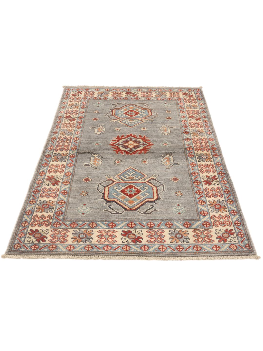 Handgeknoopt Kazak-tapijt uit Afghanistan met een grijs veld en traditionele geometrische motieven.