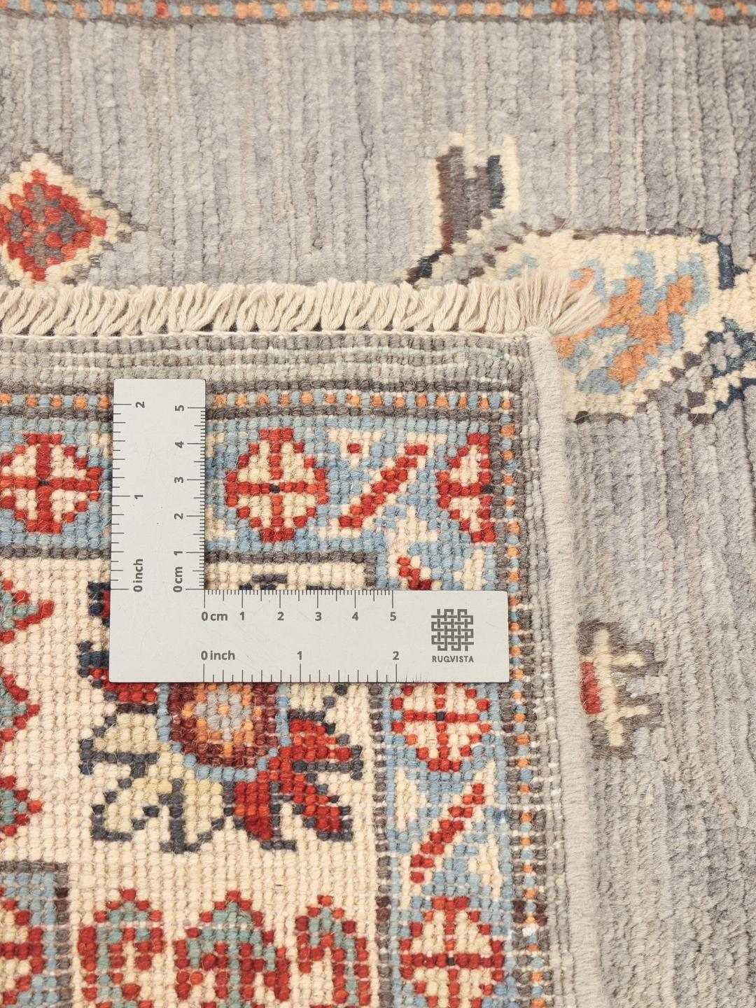 Handgeknoopt Kazak-tapijt uit Afghanistan met een grijs veld en traditionele geometrische motieven.