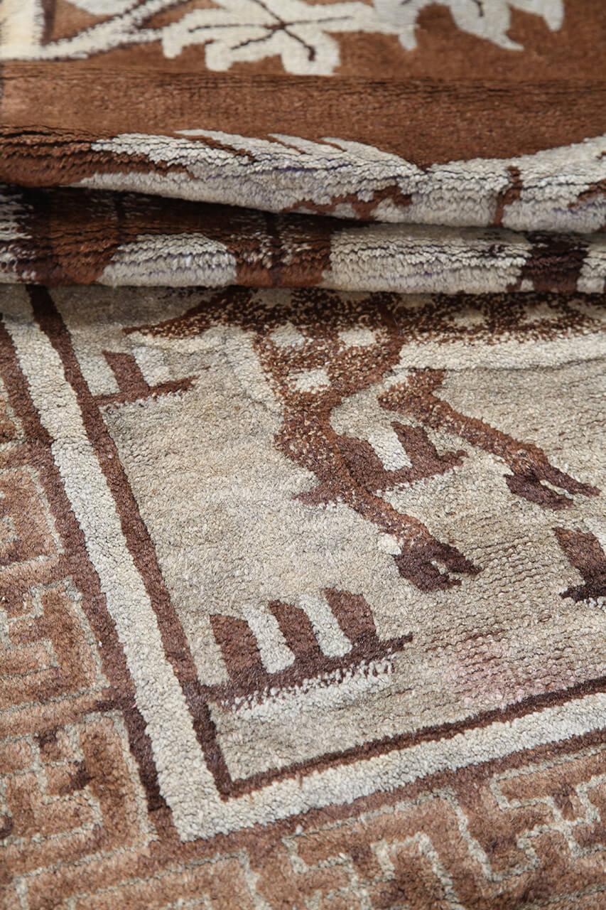 Antikt kinesisk tæppe med hjorte- og fuglemotiver i brune og beige nuancer