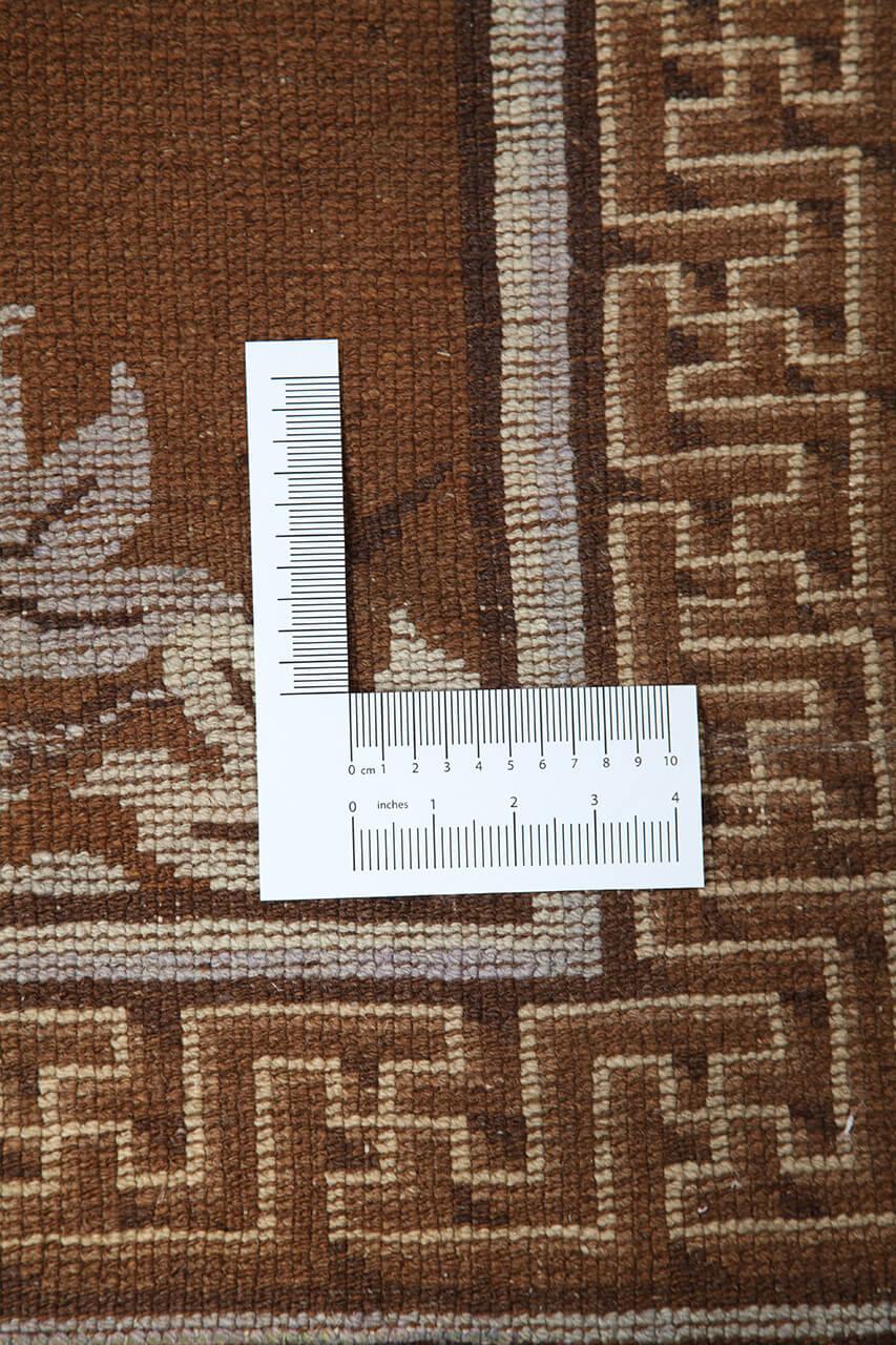 Antikt kinesisk tæppe med hjorte- og fuglemotiver i brune og beige nuancer