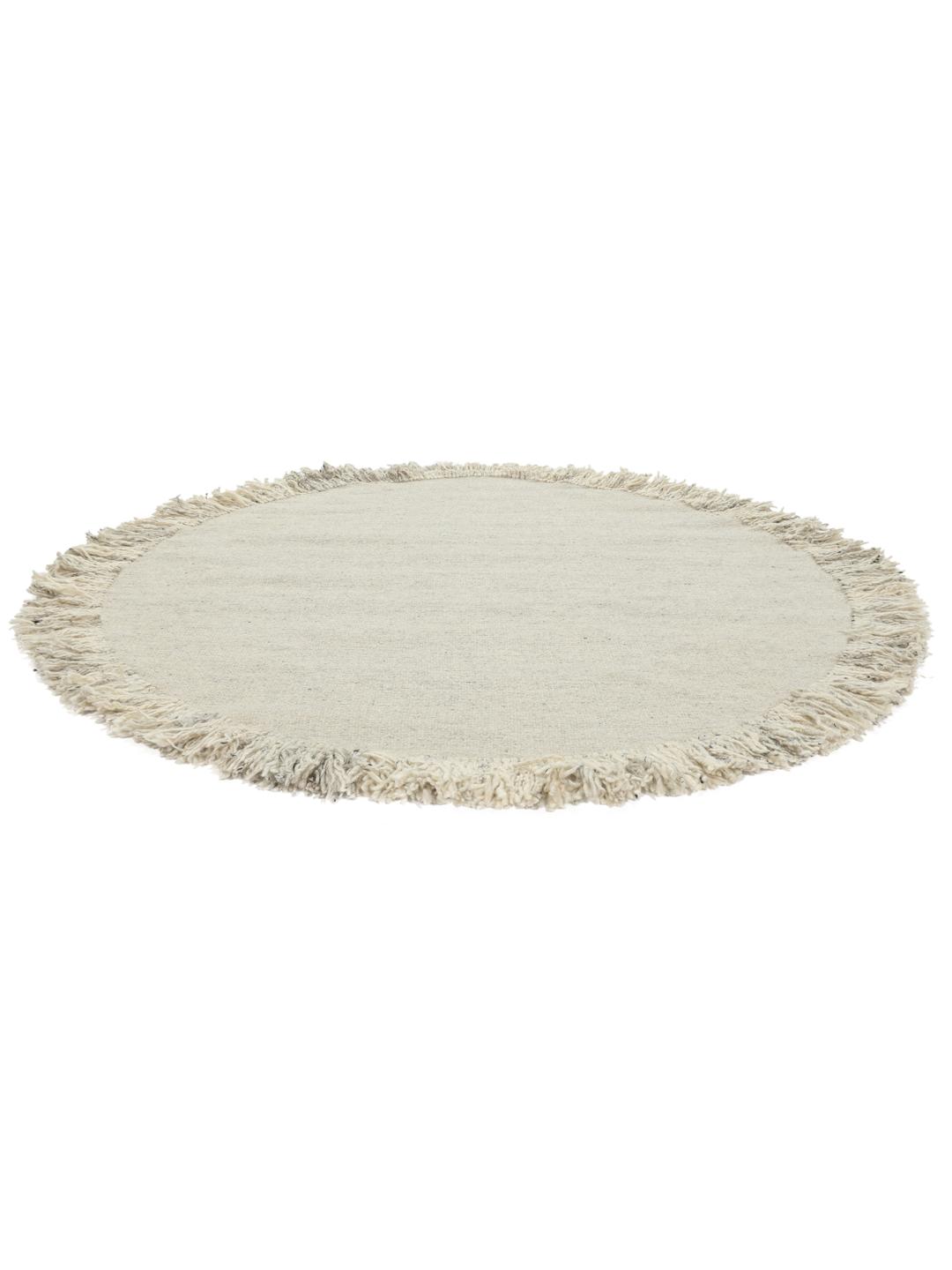 Un tapis rond tissé gris avec des bords à franges.