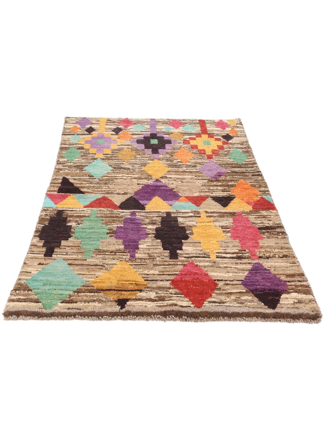 Handgeknoopt Afghaans tapijt met een veelkleurig geometrisch patroon op een bruine basis.