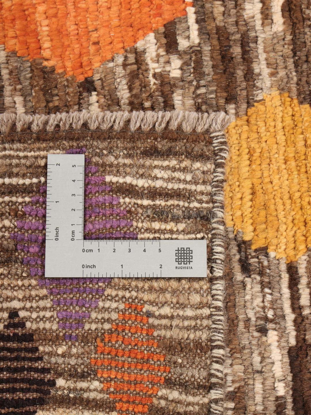 Handgeknoopt Afghaans tapijt met een veelkleurig geometrisch patroon op een bruine basis.