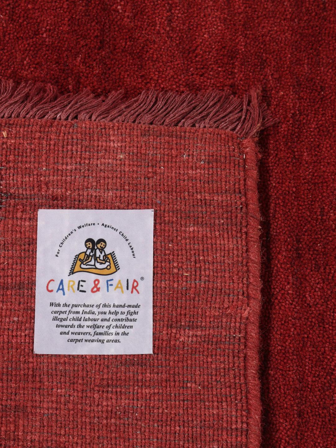 Donkerrood handgeweven vloerkleed met korte franjes