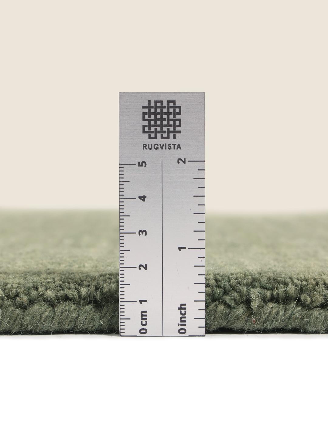 Groen handgeweven vloerkleed met korte franjes