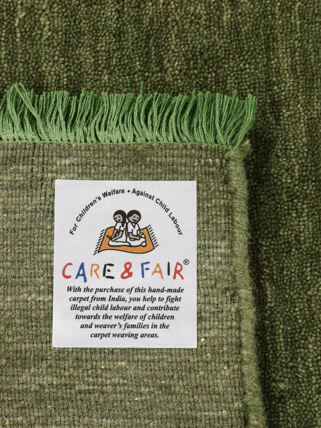 Um tapete de pelo verde com franjas curtas a condizer