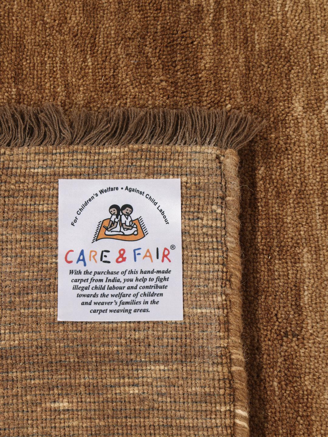 Un tapis à poils ras de couleur brune unie avec des franges courtes