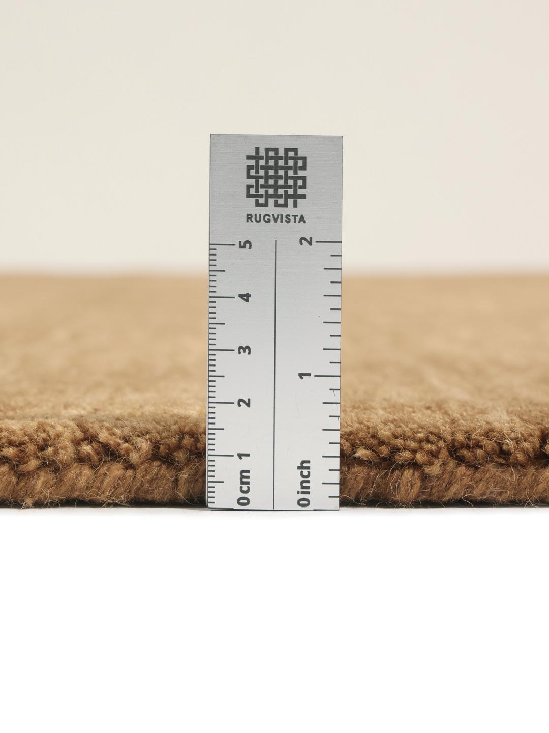 Een eenkleurig bruin hoogpolig vloerkleed met korte franjes