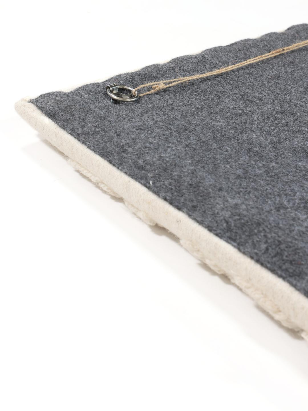 Witte wanddecoratie met een bladpatroon