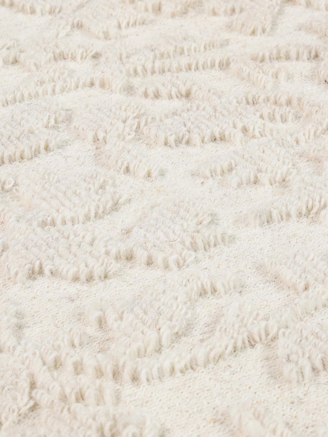 Witte wanddecoratie met een bladpatroon