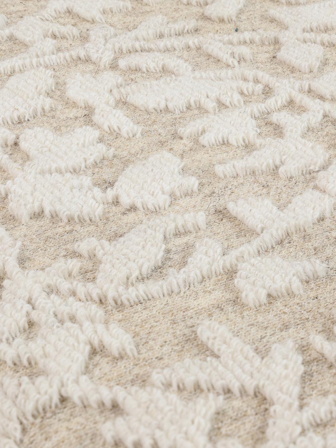 Beige wanddecoratie met een bladpatroon in reliëf