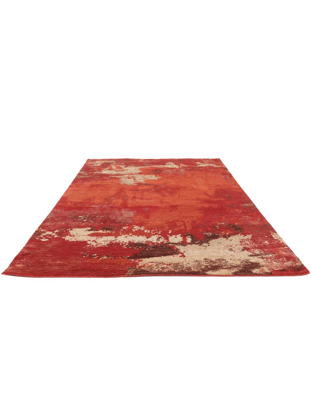 Een modern, levendig rood handgeknoopt tapijt uit India met artistieke, abstracte patronen.