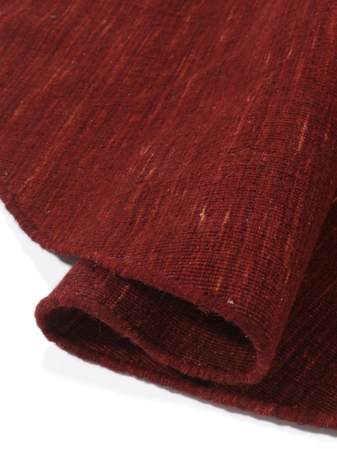 Tapis rond rouge foncé