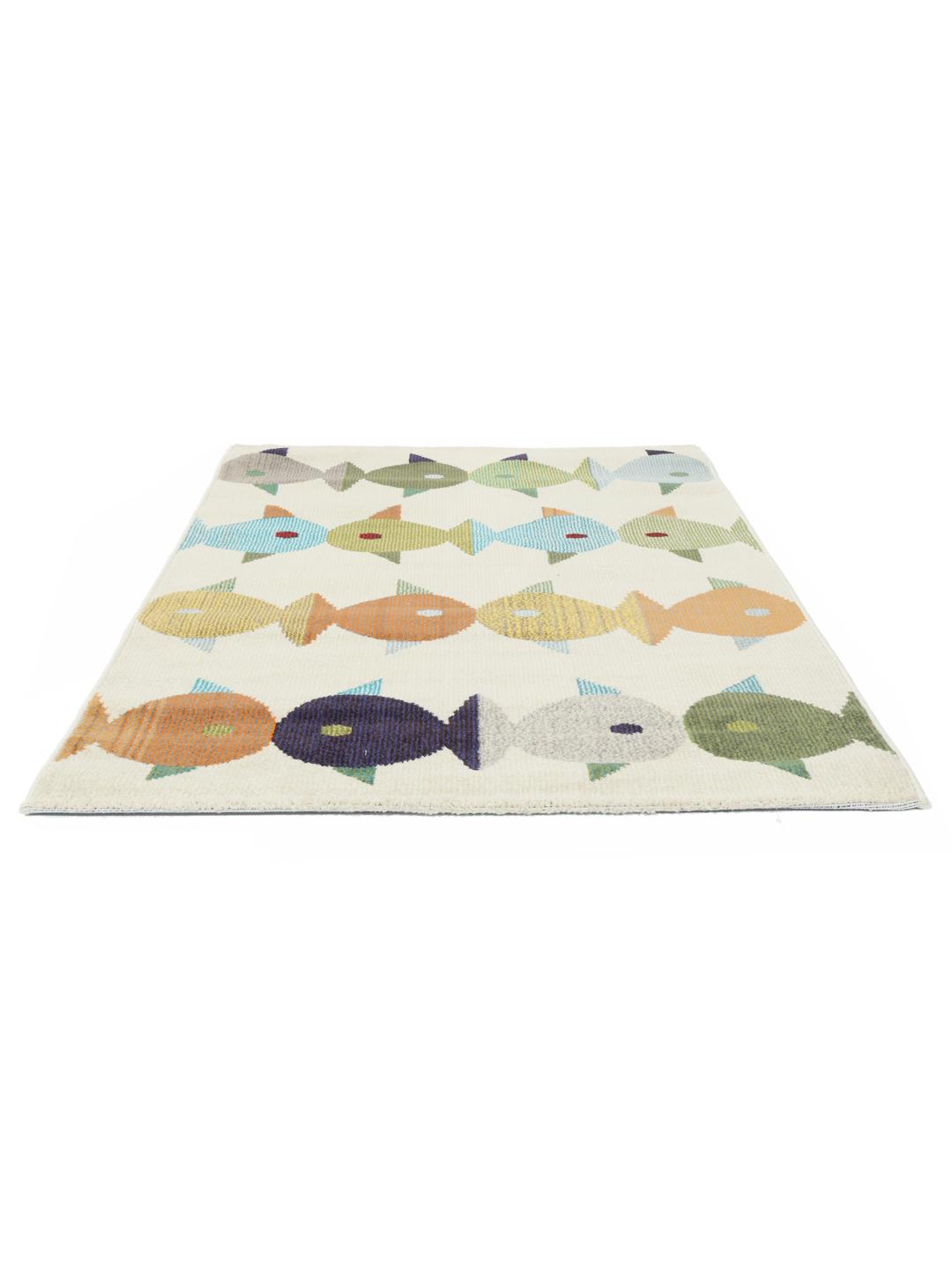 Beige tapijt met een speels meerkleurig vispatroon.
