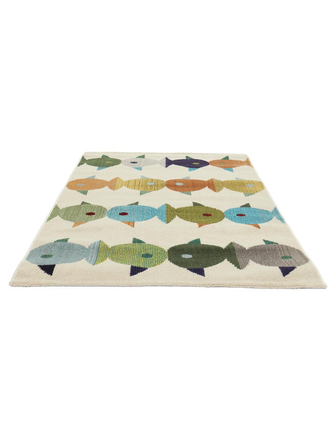 Beige tapijt met een speels meerkleurig vispatroon.