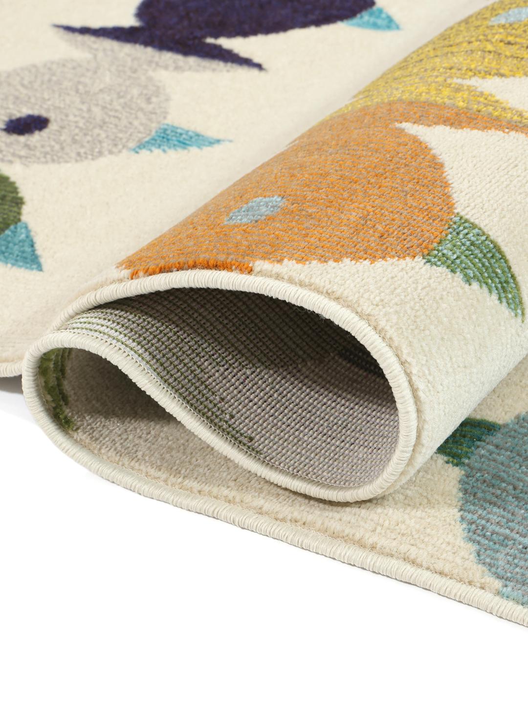 Beige tapijt met een speels meerkleurig vispatroon.