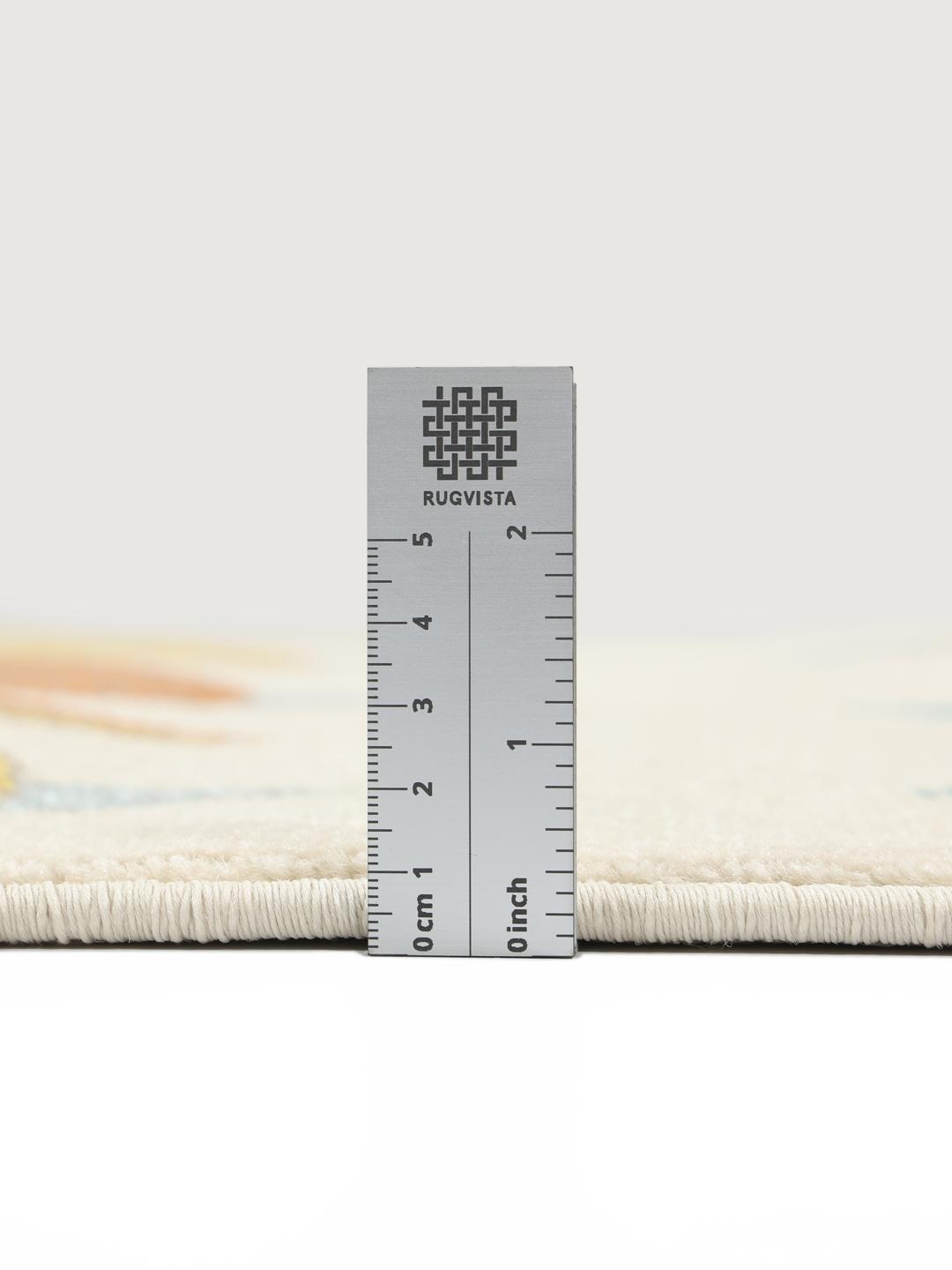 Beige tapijt met een speels meerkleurig vispatroon.