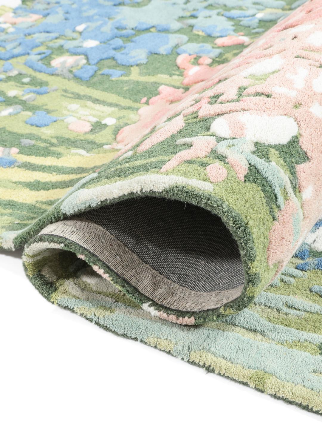 Veelkleurig tapijt met een bloemendesign in wol