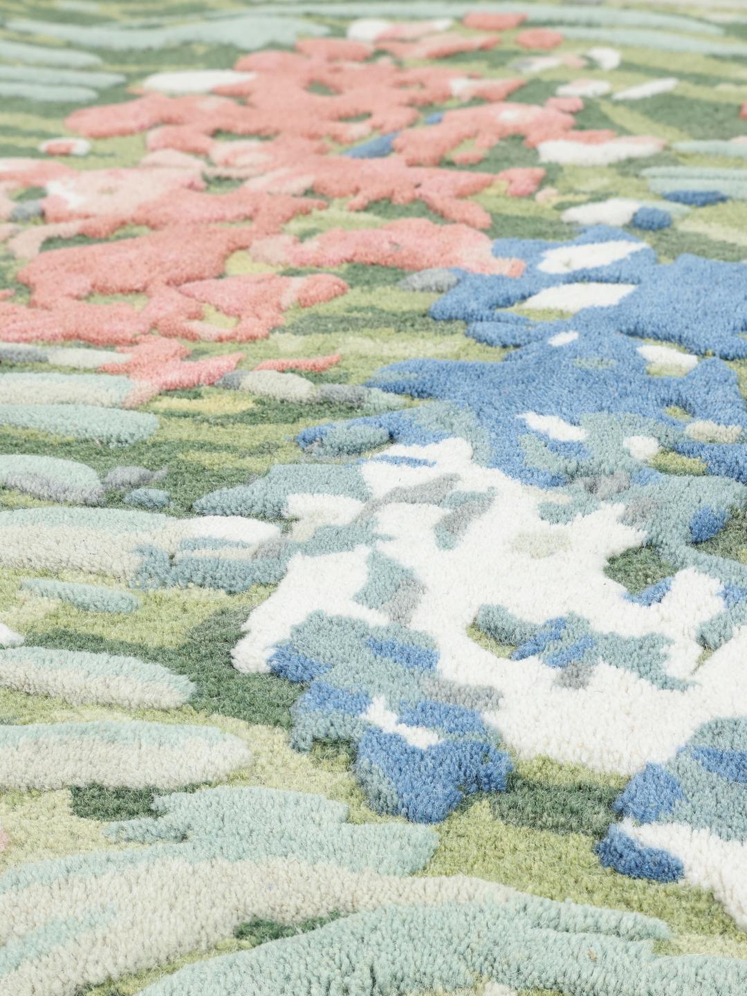 Veelkleurig tapijt met een bloemendesign in wol