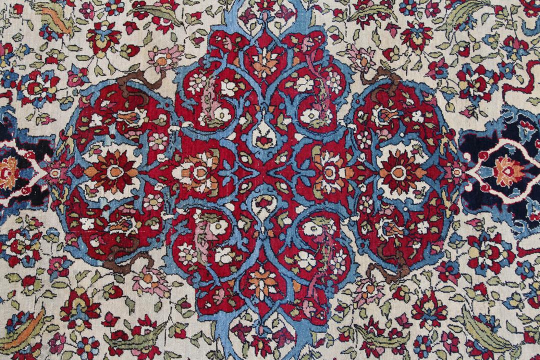Antiek Isfahan-tapijt uit het Midden-Oosten in veelkleurig met bloemmotieven
