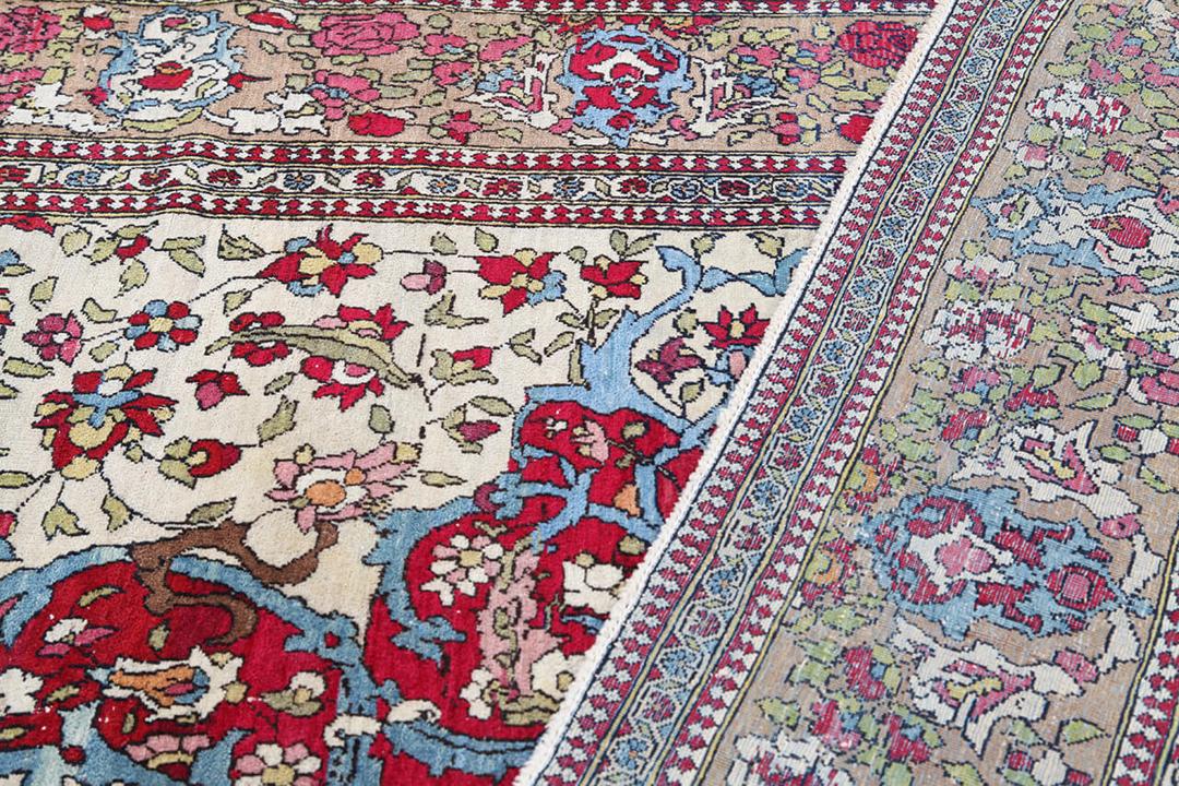 Antiek Isfahan-tapijt uit het Midden-Oosten in veelkleurig met bloemmotieven