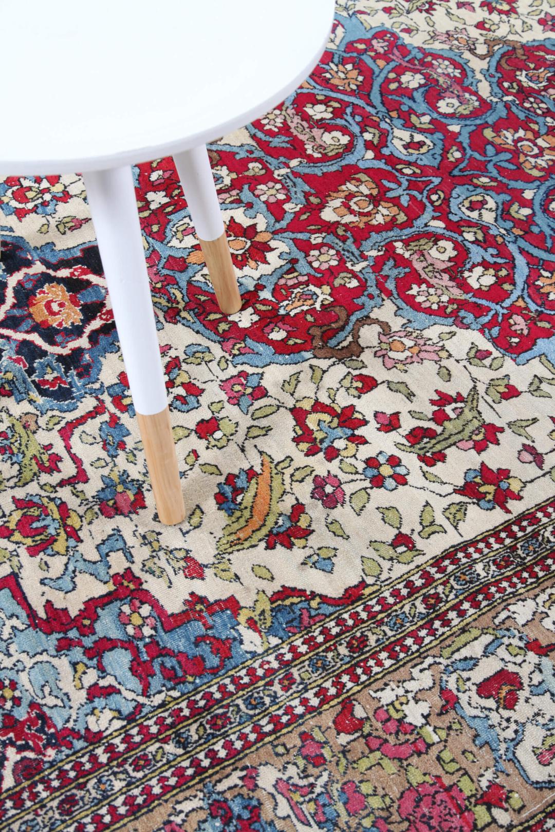 Antiek Isfahan-tapijt uit het Midden-Oosten in veelkleurig met bloemmotieven